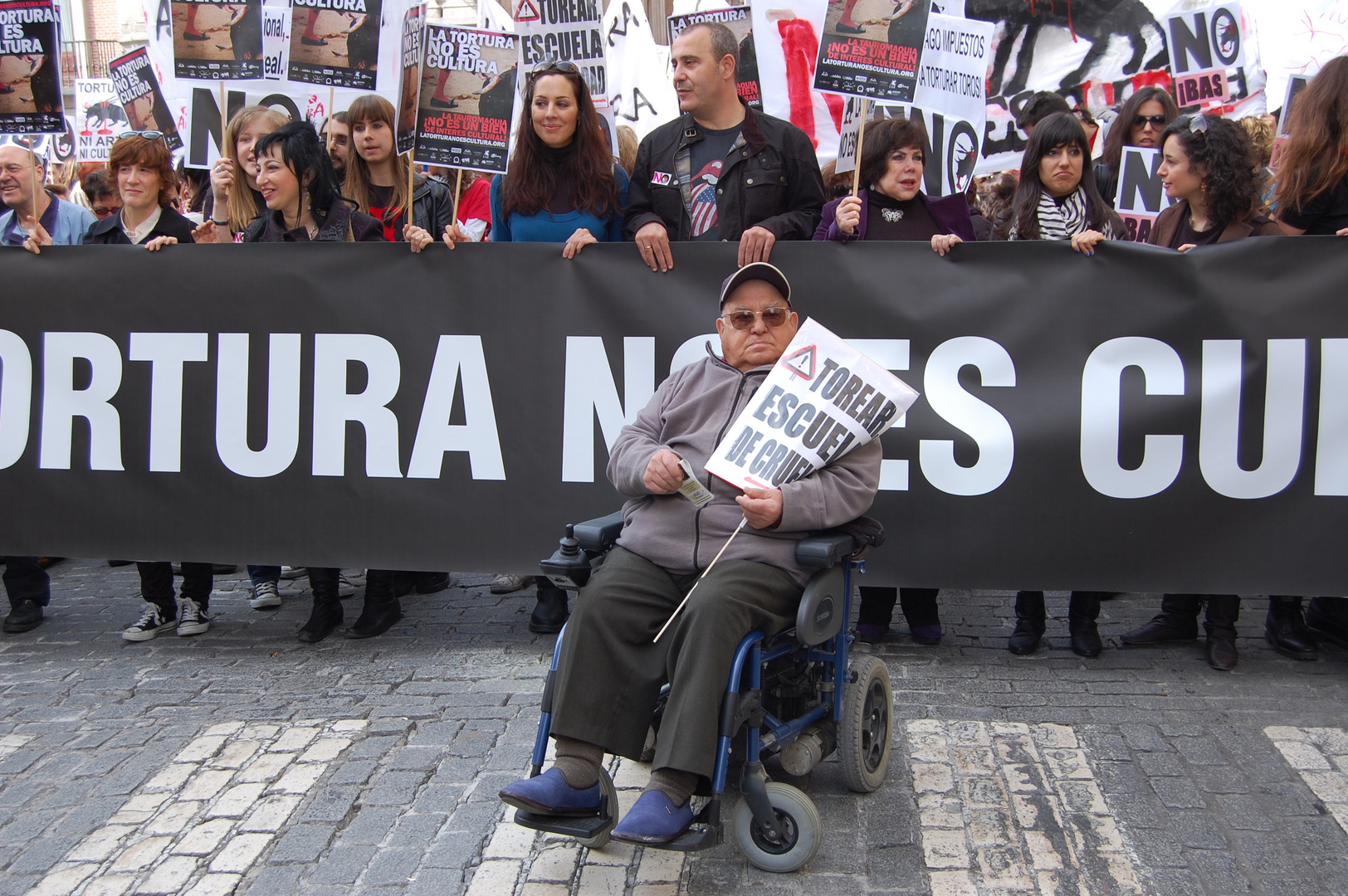 AL FRENTE DE LA MANIFESTACION