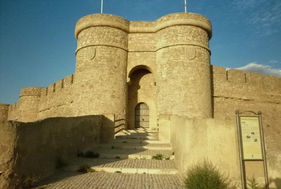 Al frente de la puerta en el gran castillo