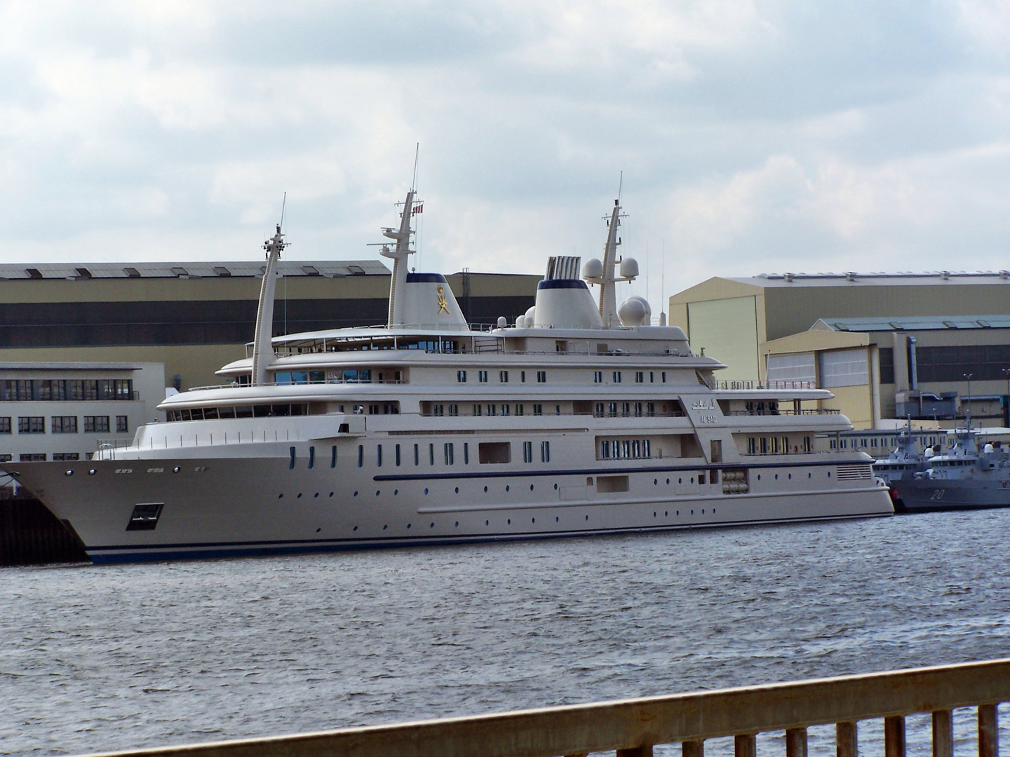 Al Said vor der Lürssen-Werft in Bremen-Vegesack