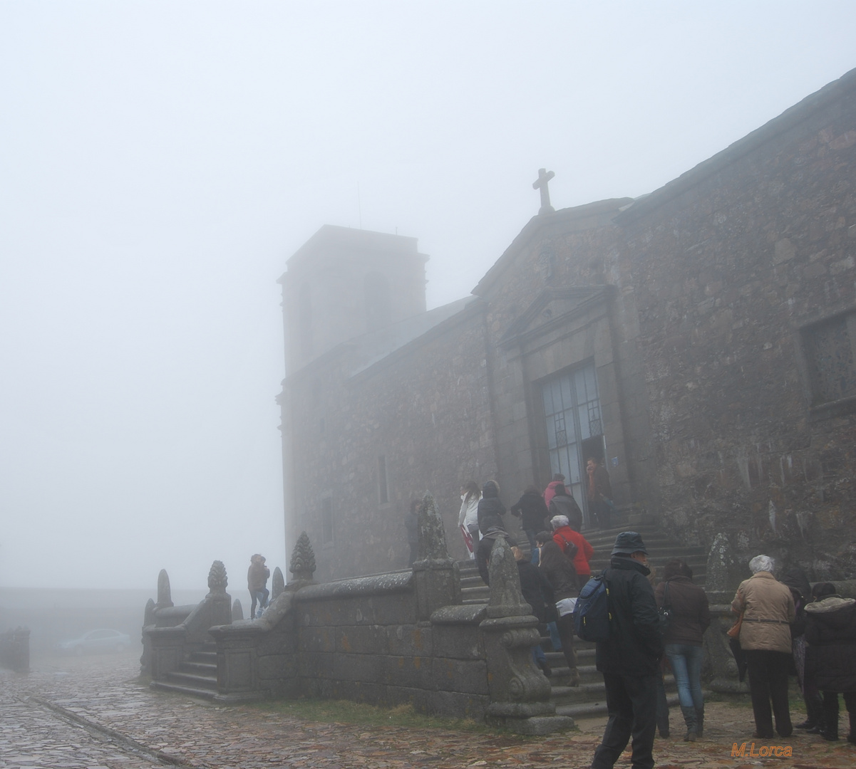 al santuario de la virgen peña de francia con niebla y frio