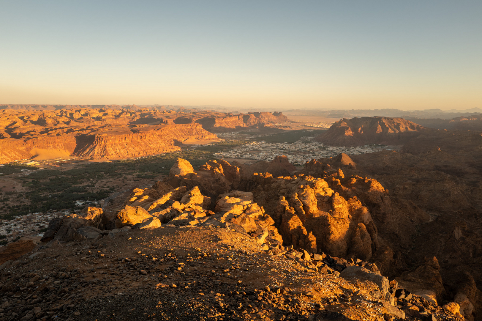 Al Ula bei Sonnenuntergang vom Harrat Viewpoint Saudi Arabien