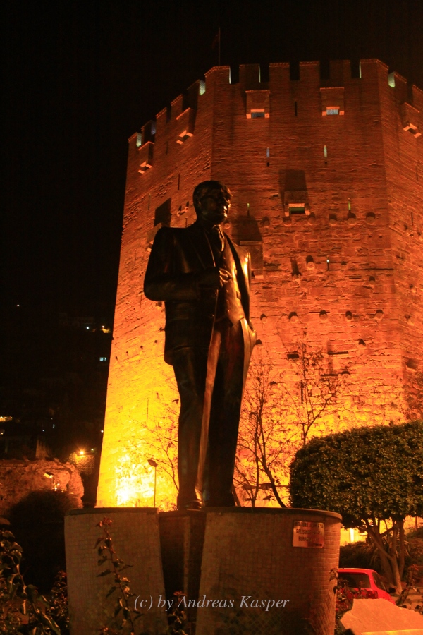 Alanya, Mustafa Kemal Atatürk ve Kizil Kule (Roter Turm)