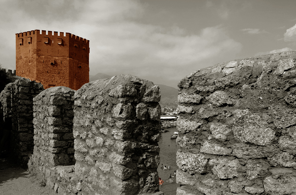 Alanya und der 'Rote Turm' (nur XL erkennbar)