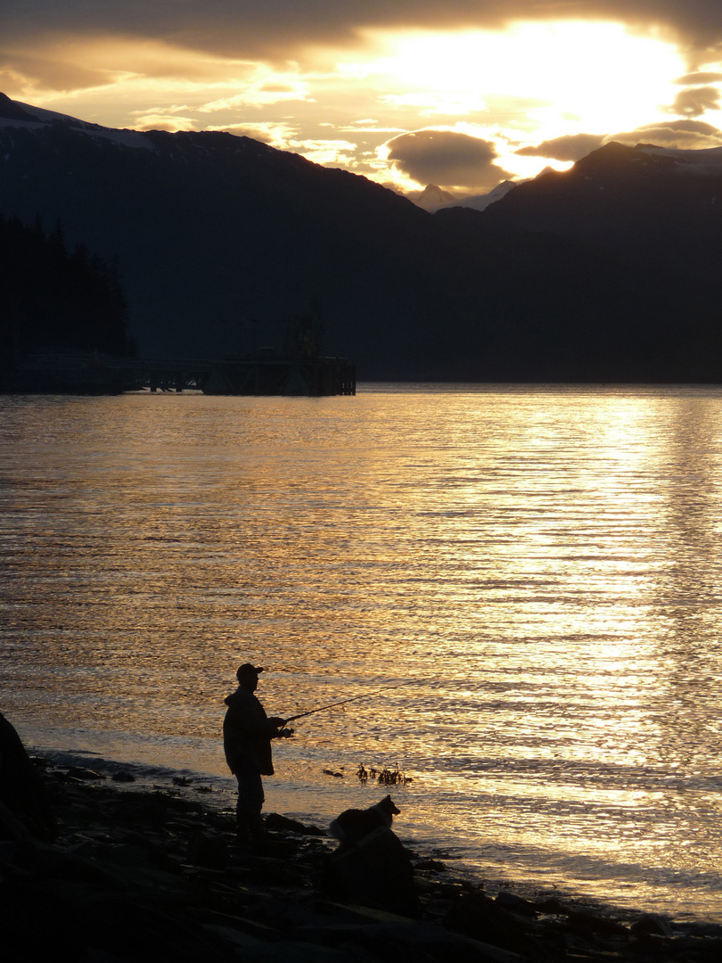 Alaska: Angler an der Bucht von Valdez in der Abenddämmerung