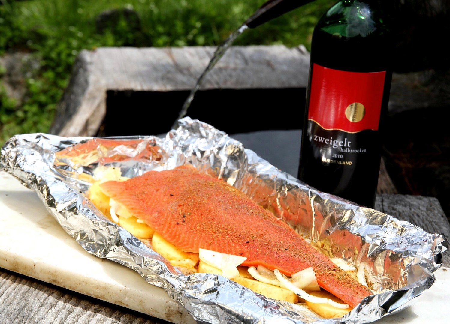 Alaska Coho Wildlachs trifft auf Zweigelt beim BBQ auf der Almhütte