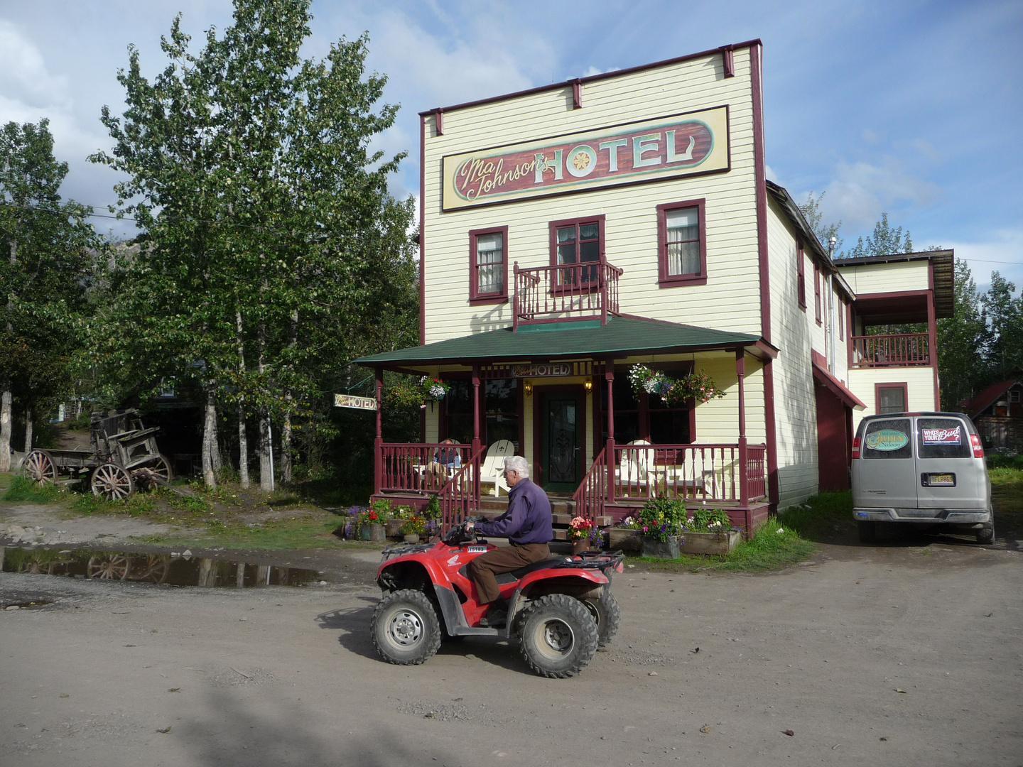 Alaska: Straßenszene in der ehem. Kupferminenstadt McCarthy