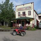 Alaska: Straßenszene in der ehem. Kupferminenstadt McCarthy