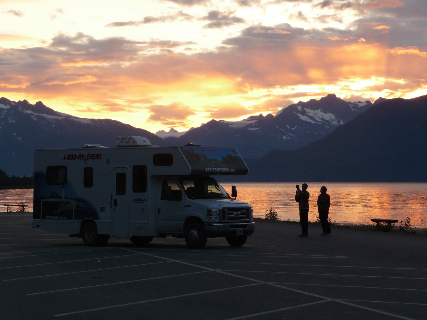 Alaska: Wohnmobil an der Bucht von Valdez im Abendlicht