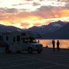 Alaska: Wohnmobil an der Bucht von Valdez im Abendlicht