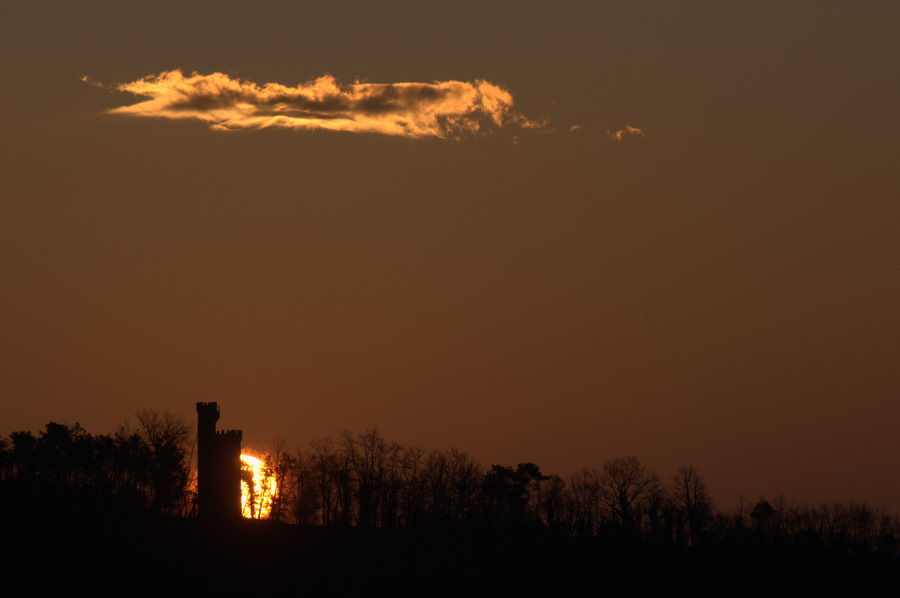 Alba dietro la torre