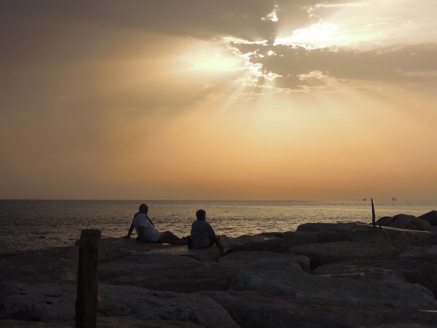 Alba in riva al mare