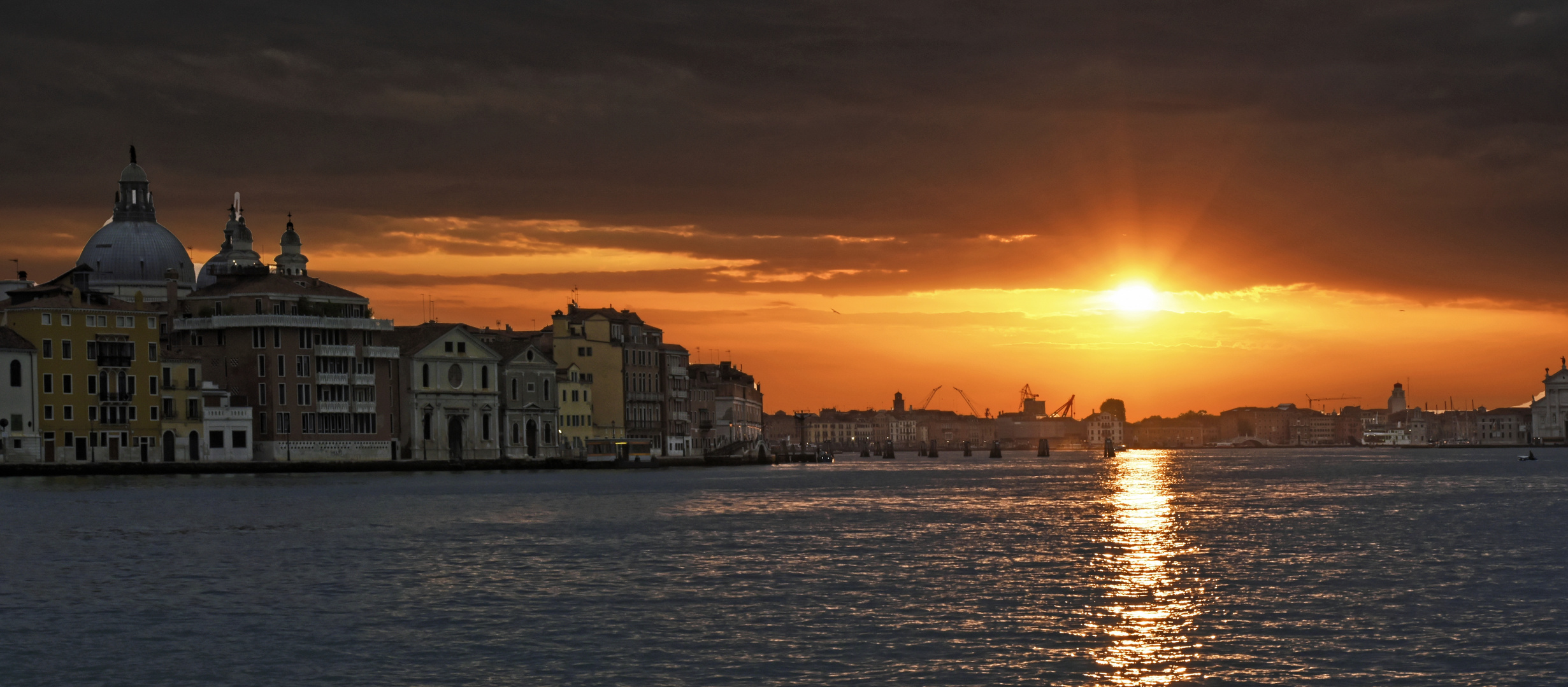 alba sopra la città lagunare