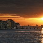 alba sopra la città lagunare