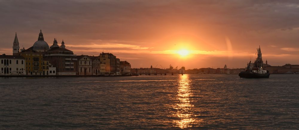 Alba sopra la città lagunare