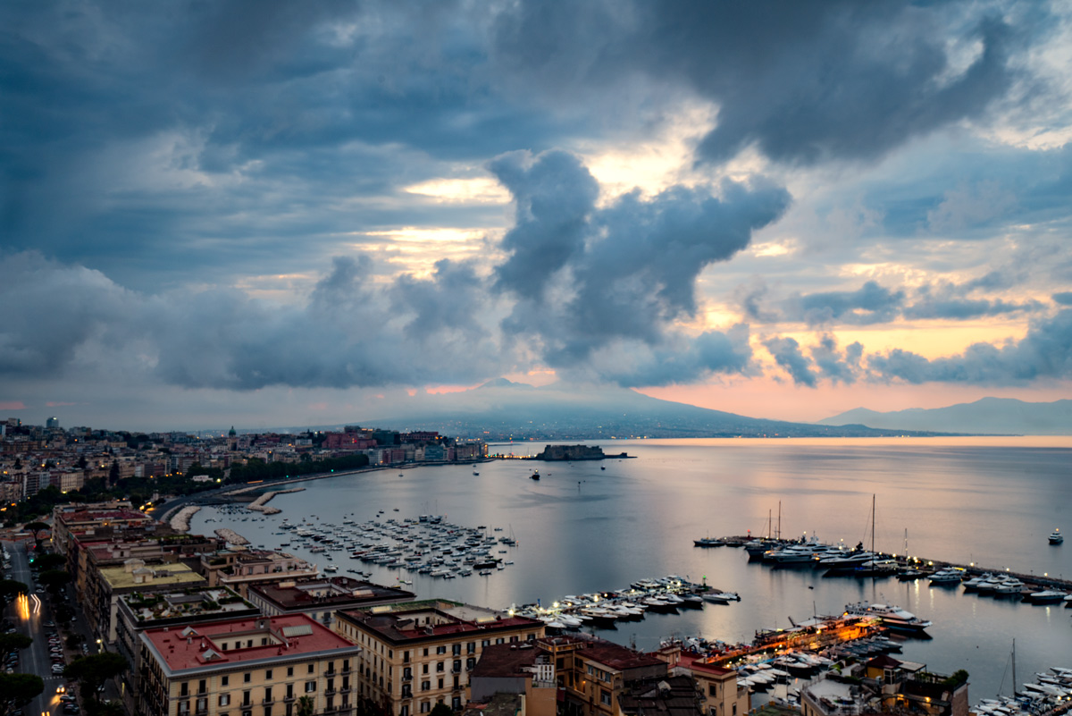 Alba su Napoli