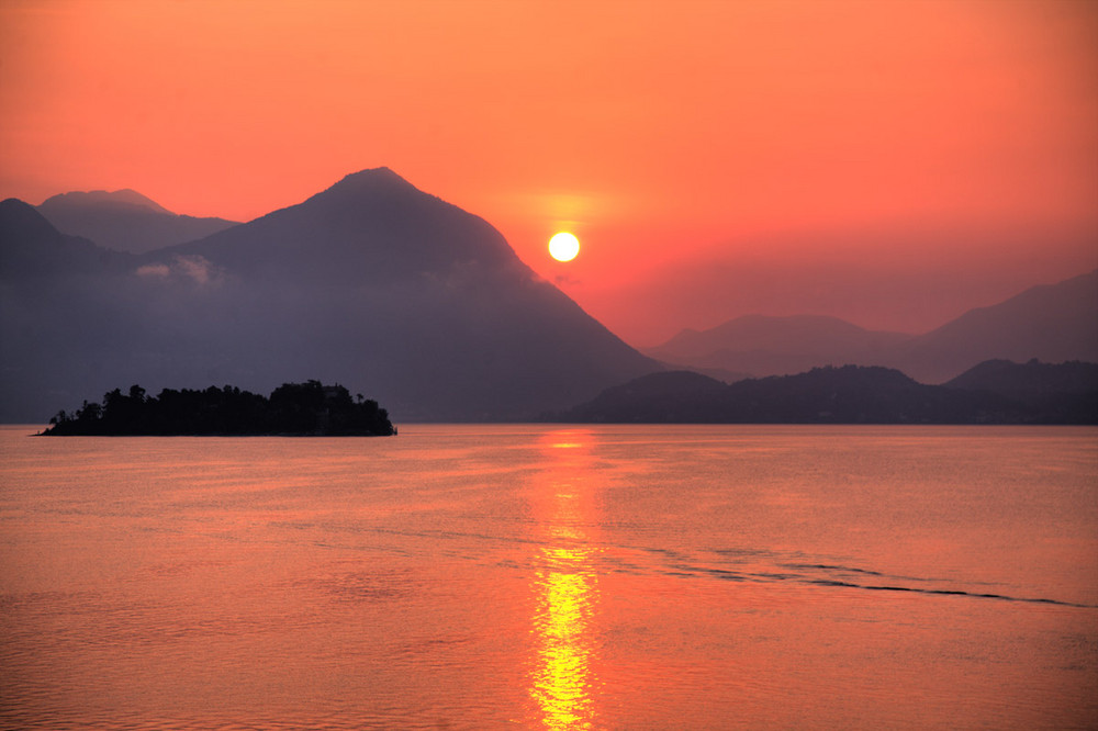 Alba sul lago Maggiore