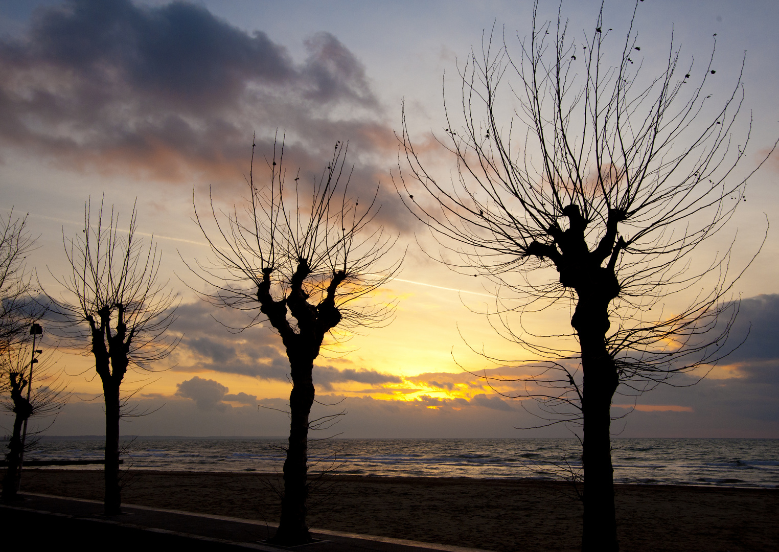 alba sul lungomare deserto