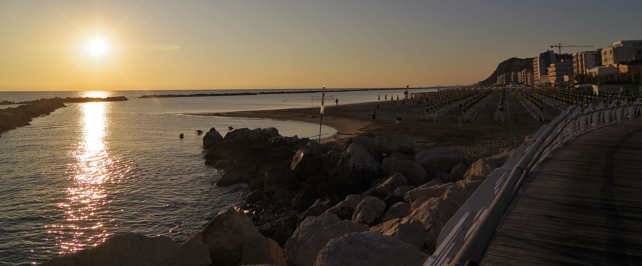 ALBA  SUL LUNGOMARE  DI  PESARO