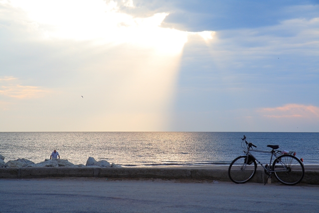 Alba sul porto di Rimini