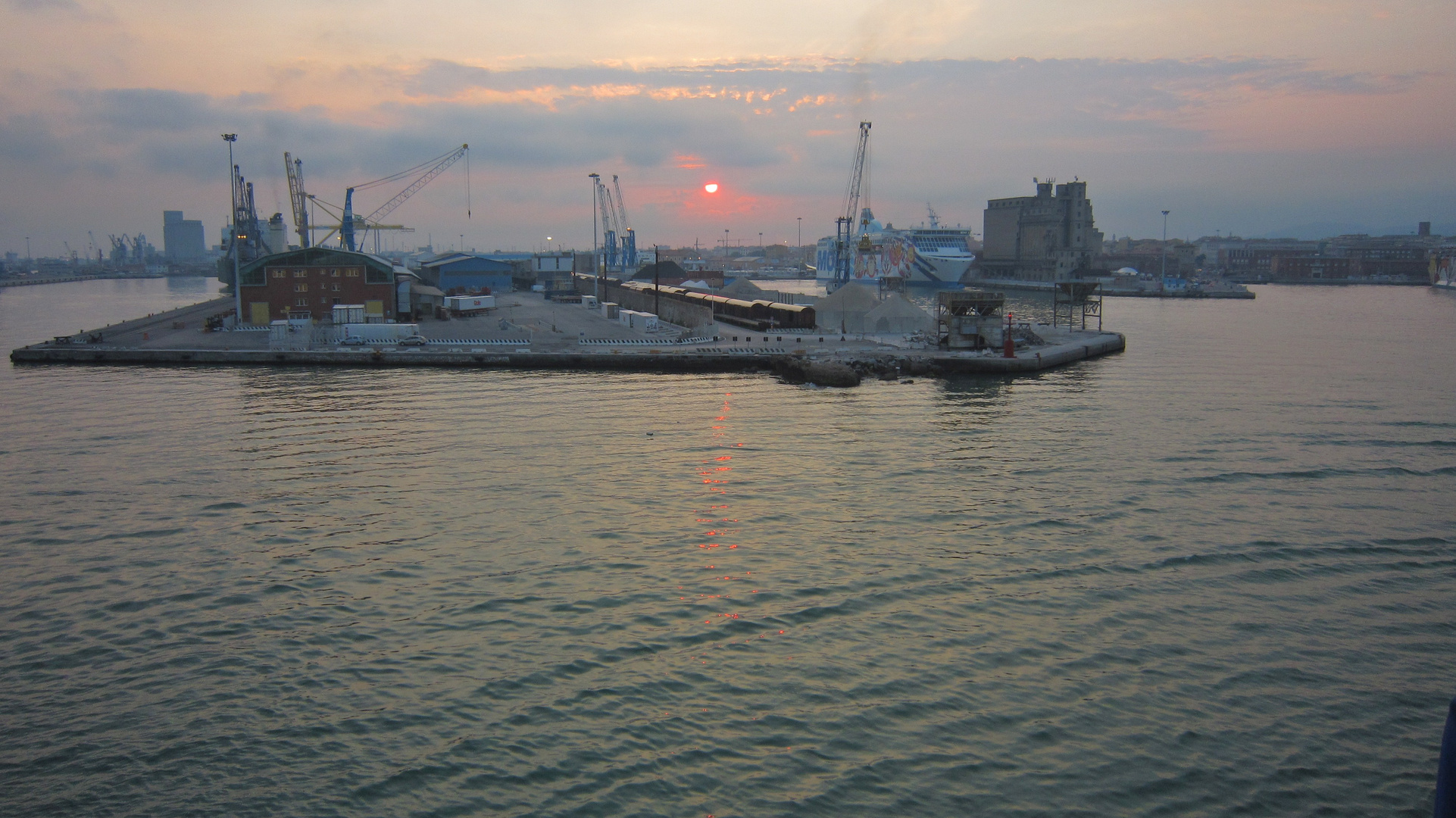 Alba tecnologica al porto di Livorno.