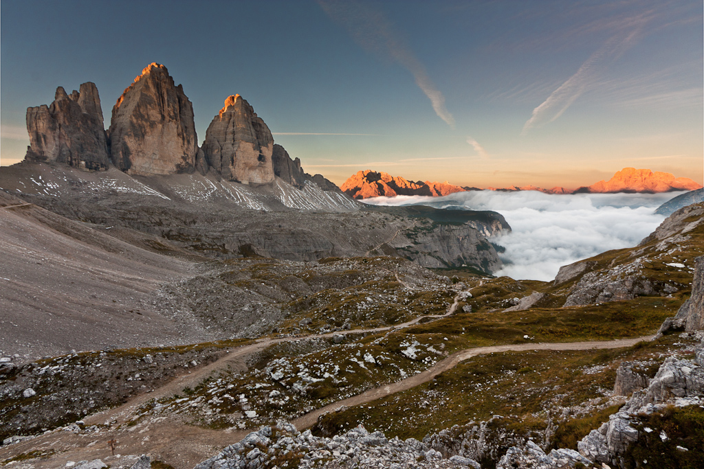 Alba: Tre Cime ed un mare di nuvole