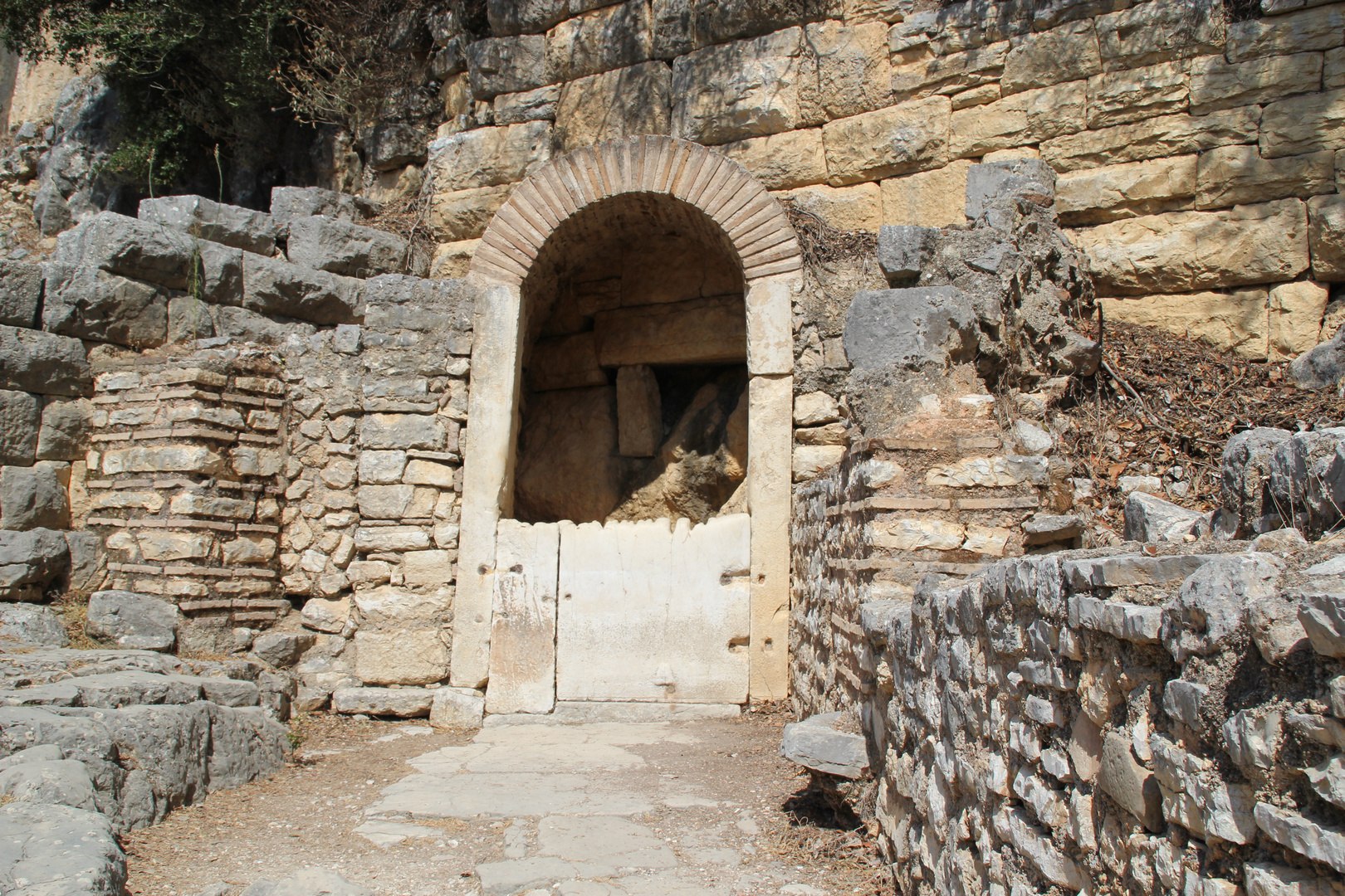 Albanien / Ausgrabungsstätte Butrint: Brunnen aus der Römerzeit