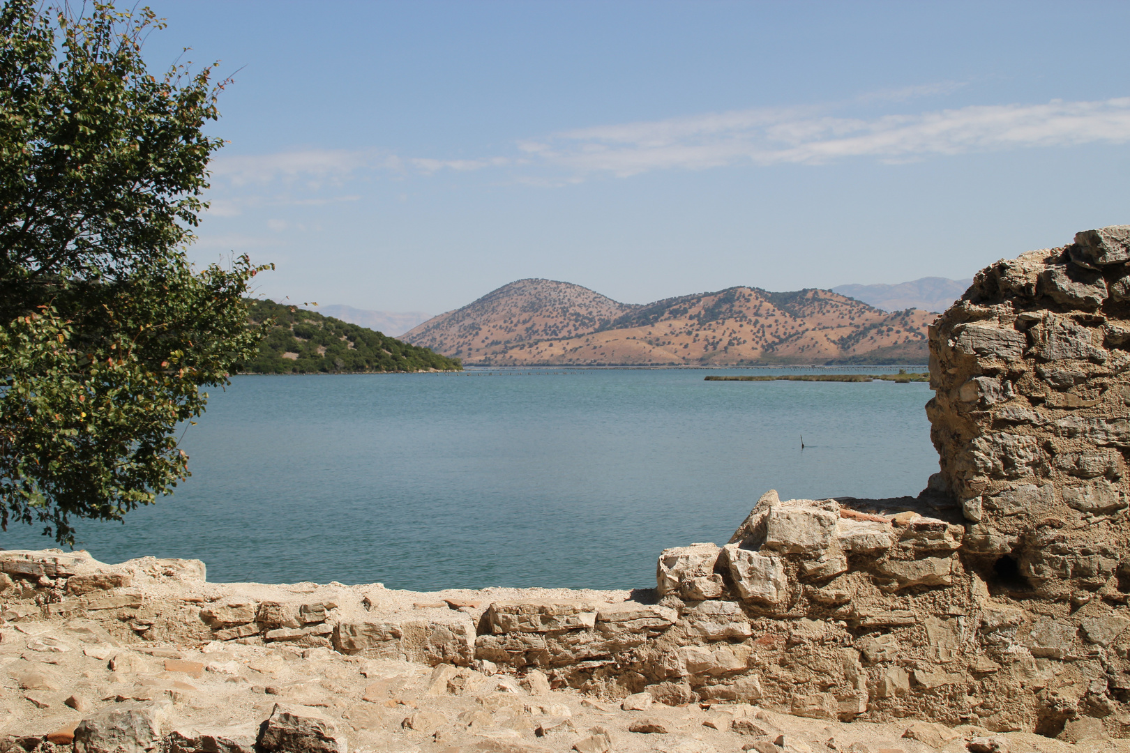 Albanien: Blick über die Reste der Stadtmauer von der Ausgrabungsstätte Butrint auf den Butrintsee