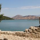 Albanien: Blick über die Reste der Stadtmauer von der Ausgrabungsstätte Butrint auf den Butrintsee