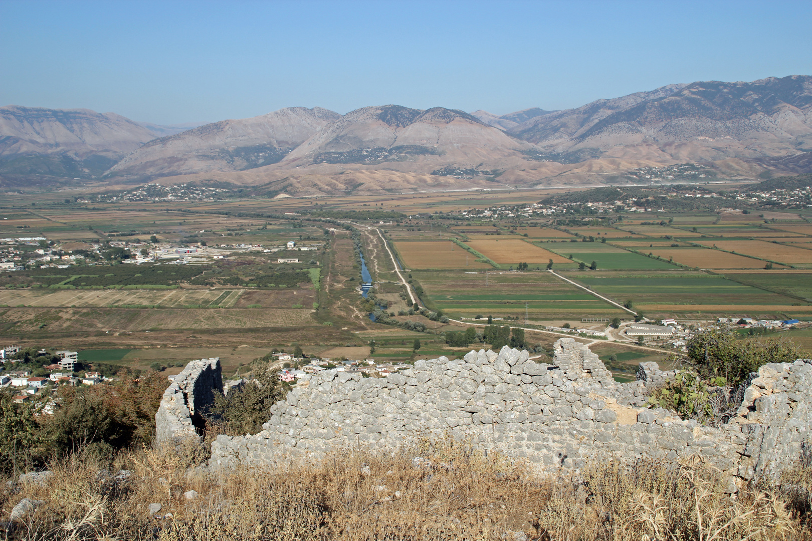 Albanien: Blick von der Festung Lekuresi landeinwärts