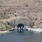 Albanien: Einfahrt zur ehemaligen U-Bootwerft des kleinen Stalin Enver Hodascha
