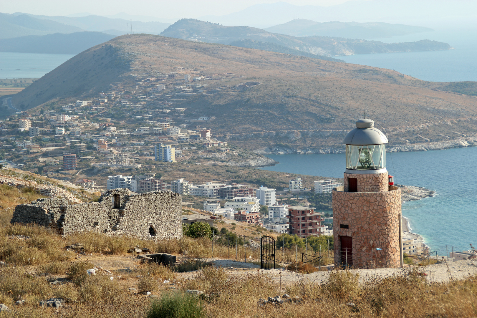 Albanien: Leuchtturm über der Bucht von Sanranda am Ionischen Meer