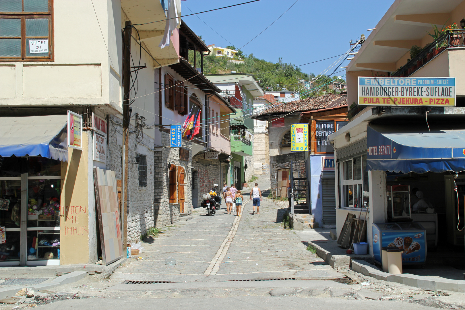 Albanien: Nebenstraße in Berat