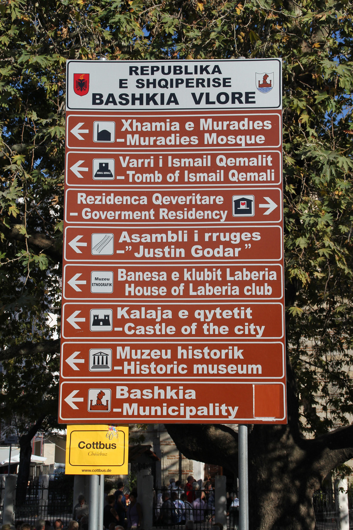 Albanien: Wegweiser in Vlore