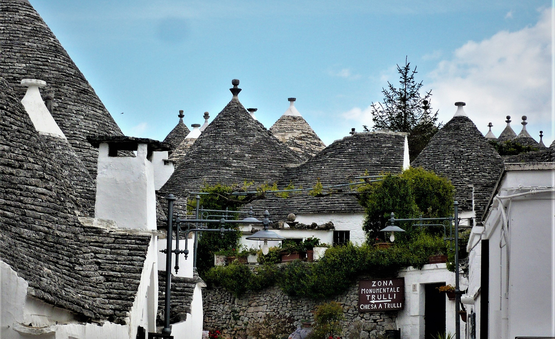 ALBEROBELLO - - TRULLI-Dächer -