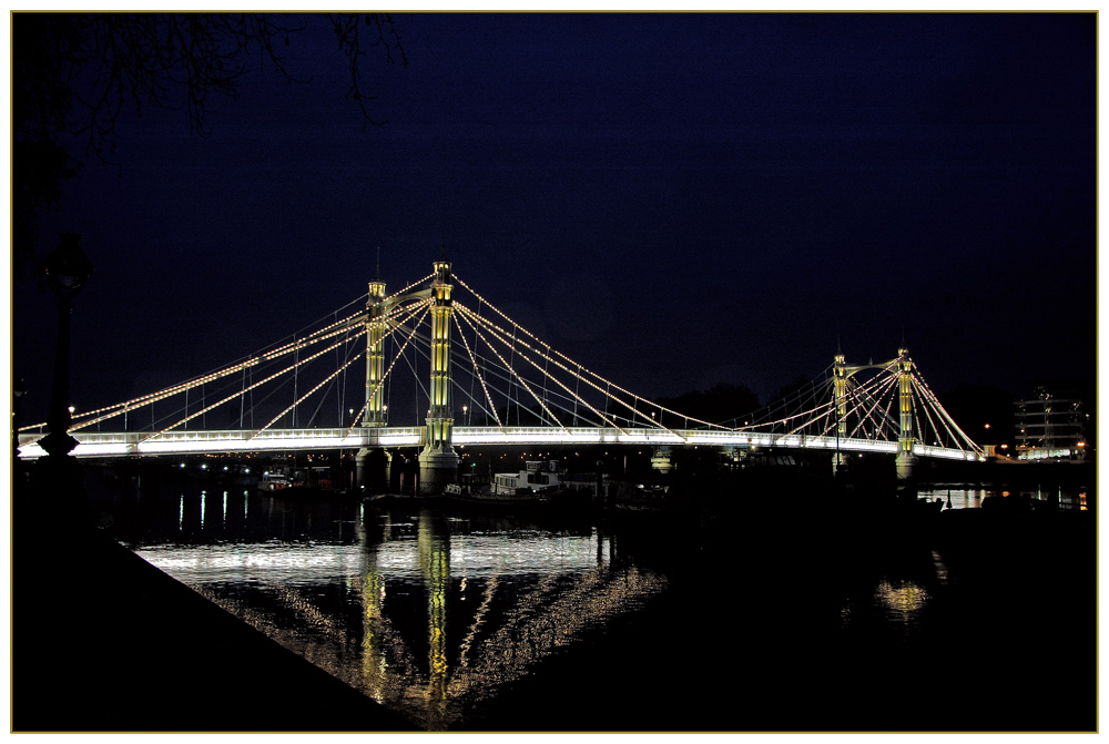 Albert Bridge in London bei Nacht