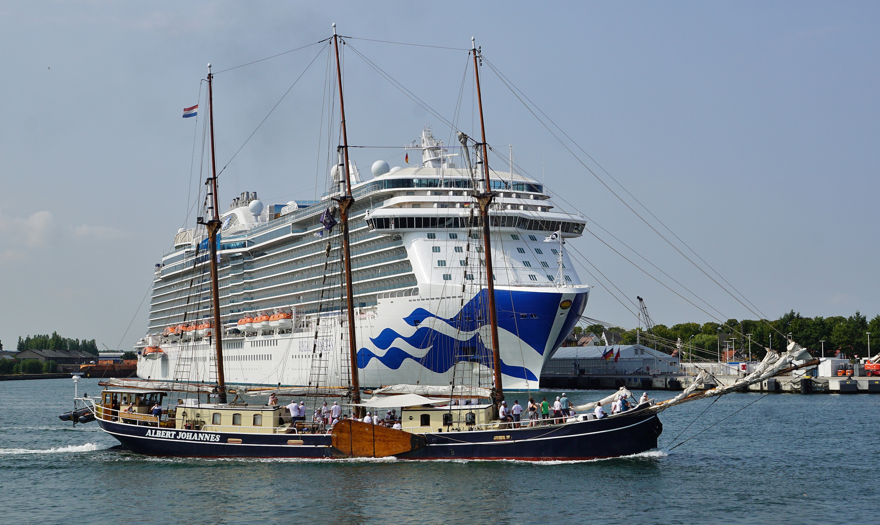 Albert Johannes vor der Regal Princess