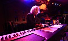 Albert Lee -  on keyboard