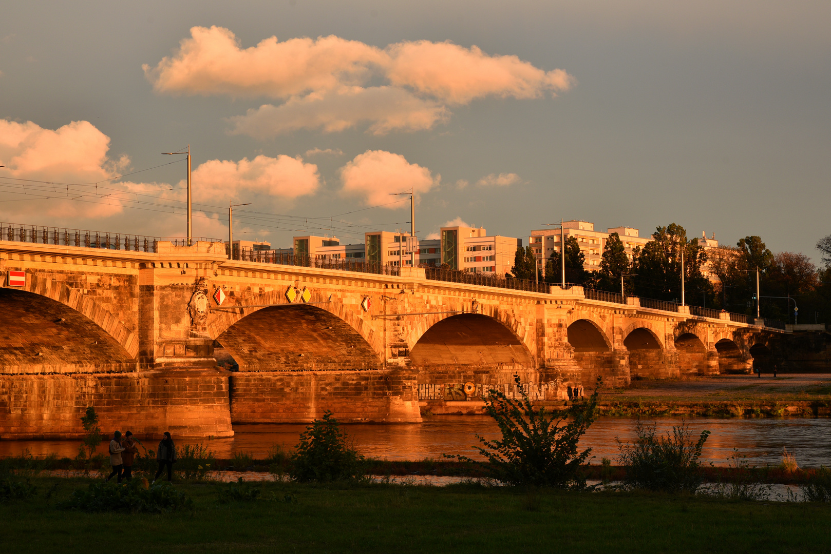 Albertbrücke im Abendlicht 