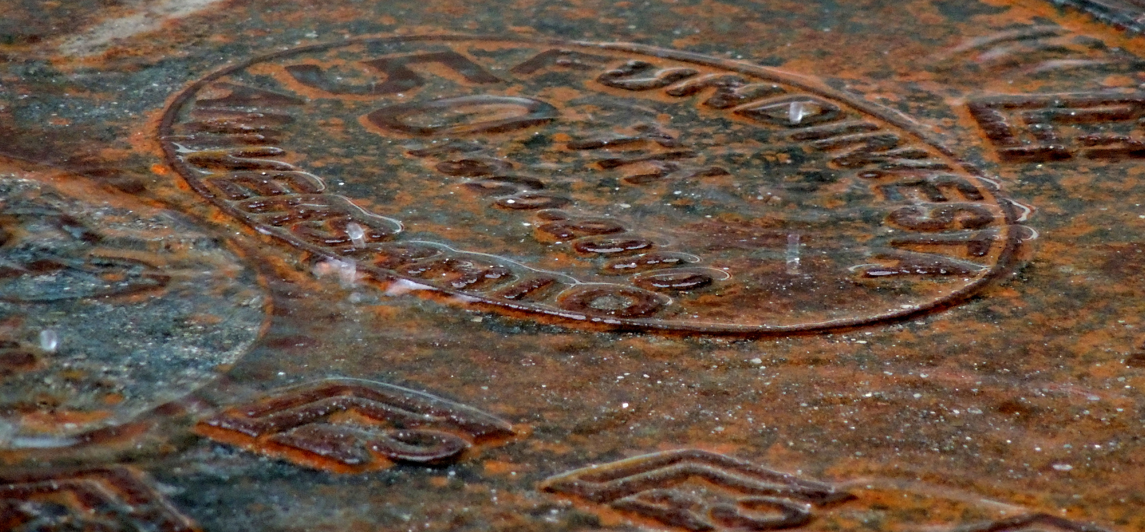 alcantarilla bajo la lluvia