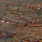 alcantarilla bajo la lluvia