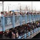 Alcuni dei migliaia di pescatori sul ponte di ISTANBUL