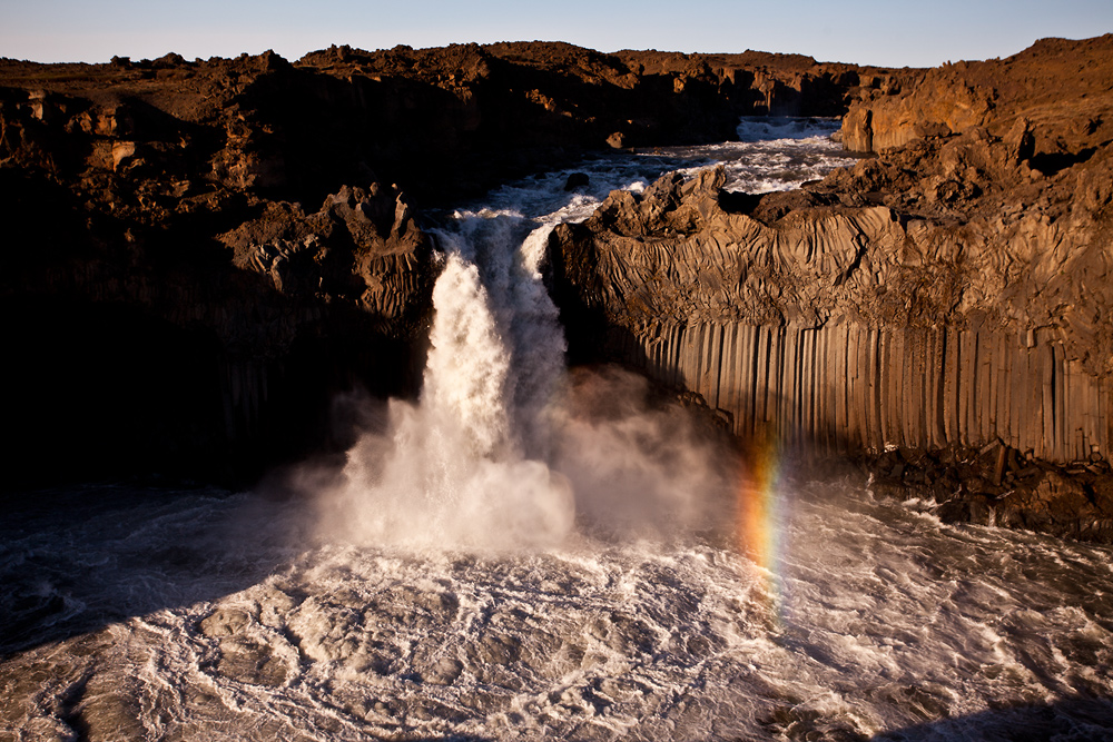 Aldeyjarfoss mit Regenbogen