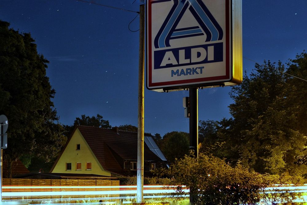Aldi Markt Schild bei Nacht Foto & Bild | nacht, straße ...