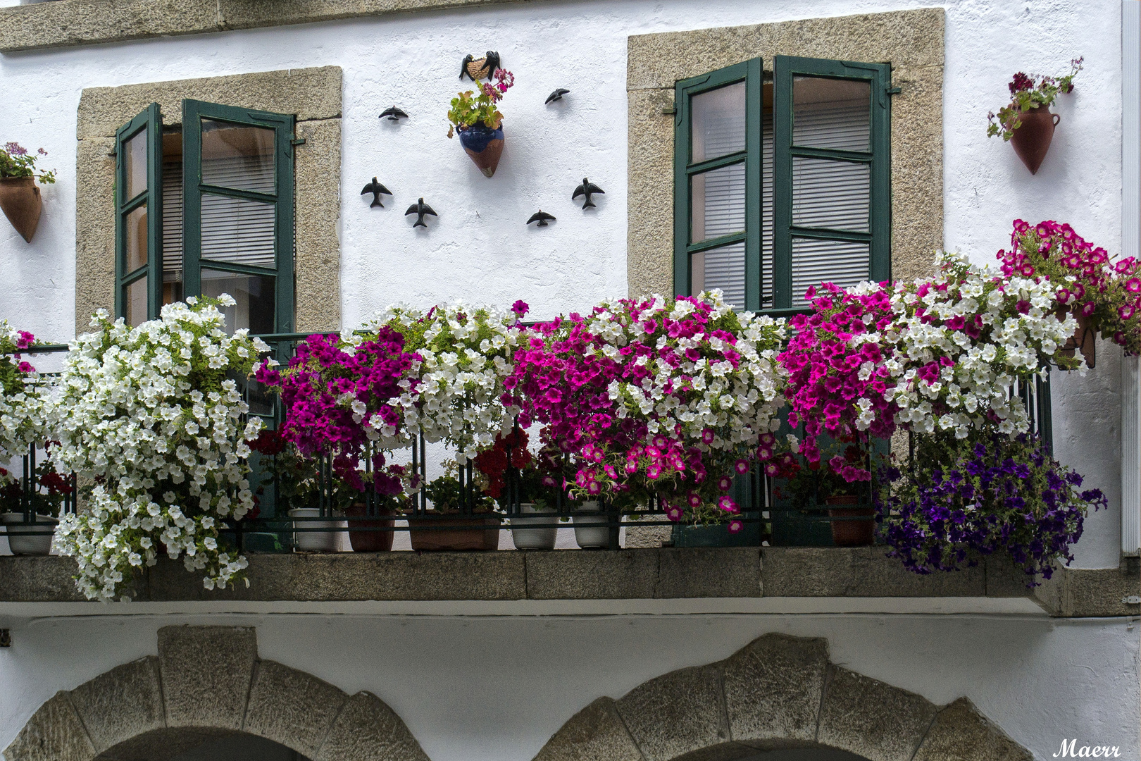 Alegres balcones. Portomarín. Lugo.