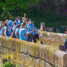 Alegría primaveral en un puente romano en El Camino de Santiago.