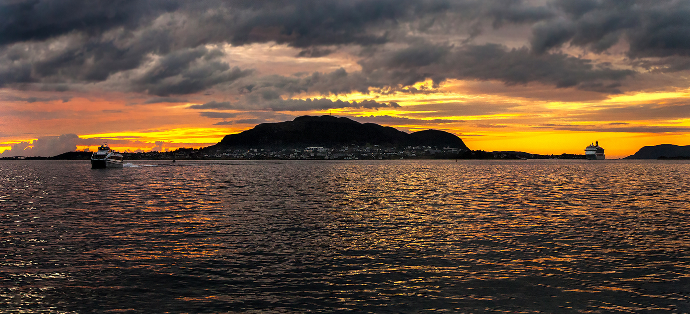 Alesund am Abend mit Schiffen 001a