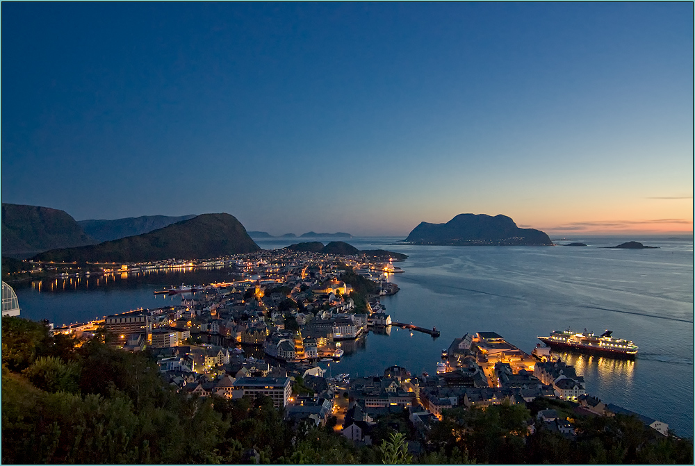 Alesund bei Nacht