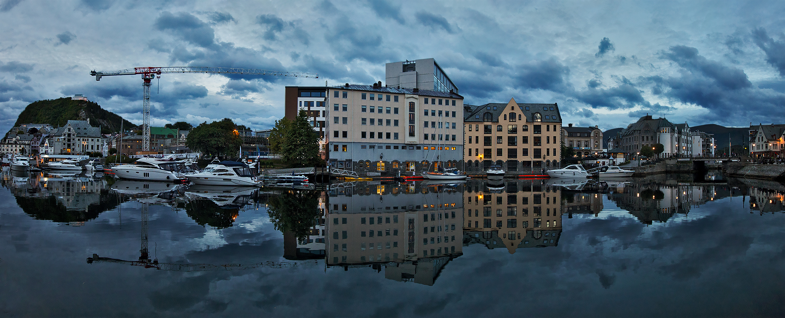 Alesund Hafen am Abend 