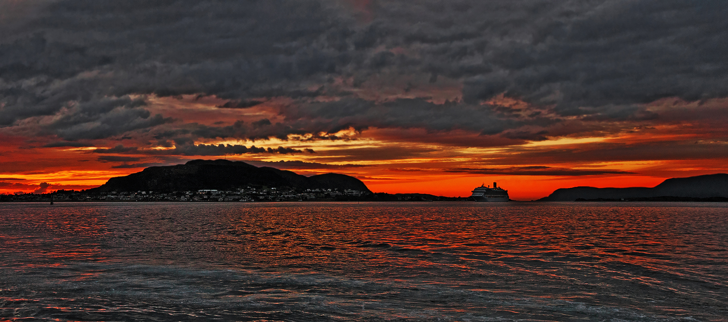 Alesund Hafen am Abend 