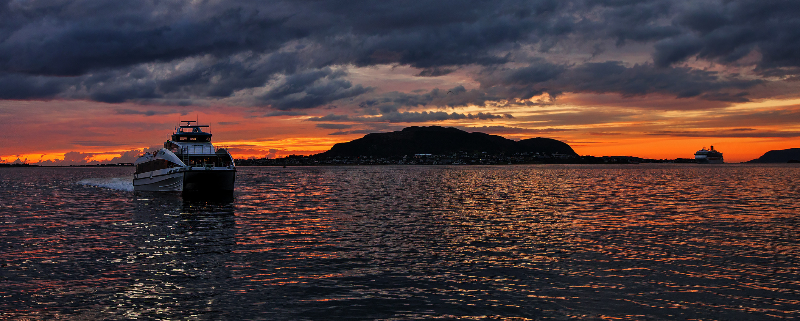 Alesund Hafen am Abend 